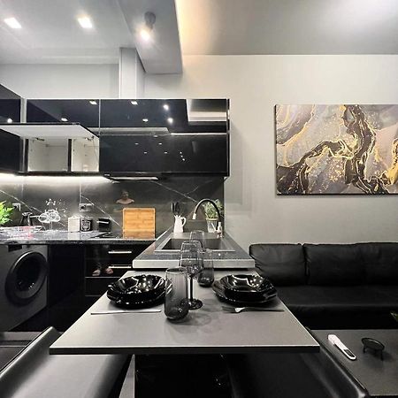 Luxury Black And White Interior Apartments Kalamata Luaran gambar