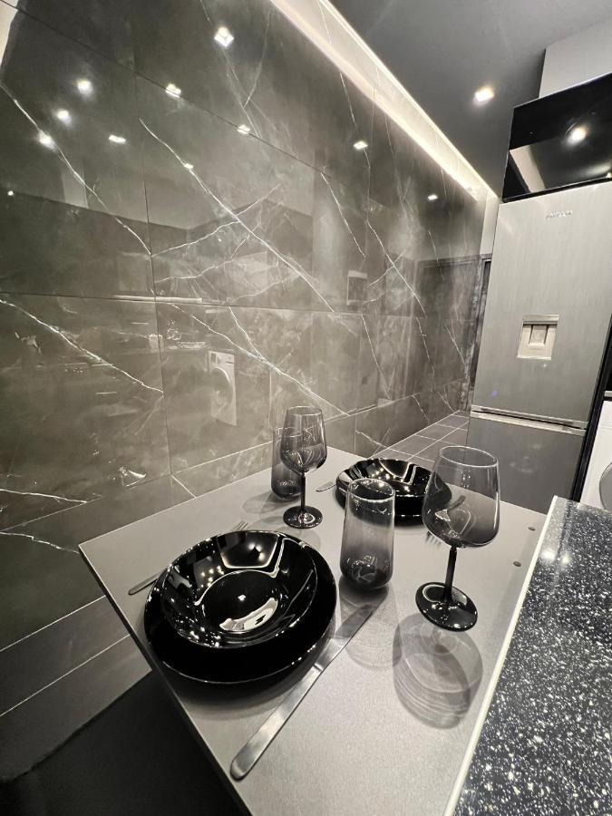 Luxury Black And White Interior Apartments Kalamata Luaran gambar