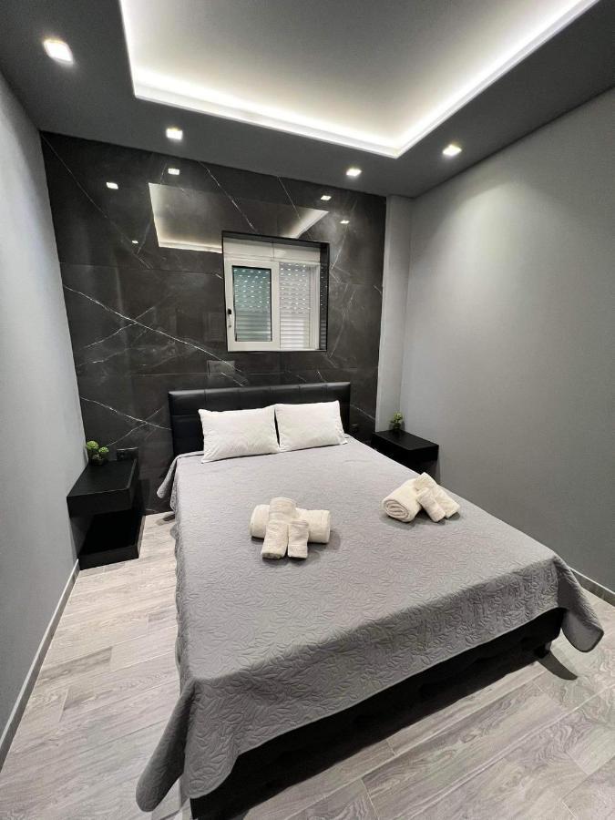 Luxury Black And White Interior Apartments Kalamata Luaran gambar