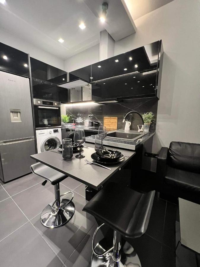 Luxury Black And White Interior Apartments Kalamata Luaran gambar