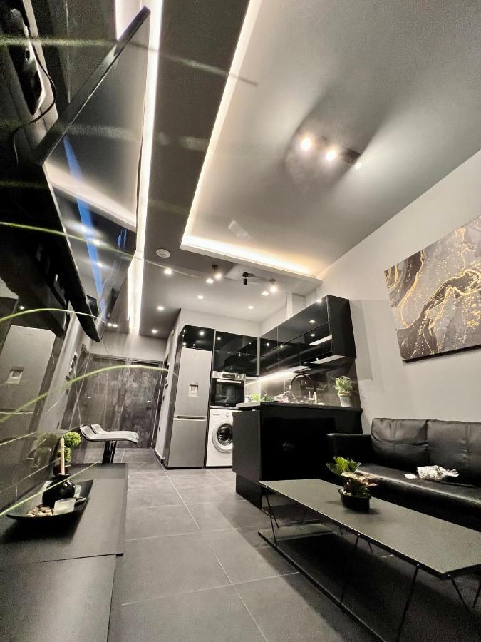 Luxury Black And White Interior Apartments Kalamata Luaran gambar