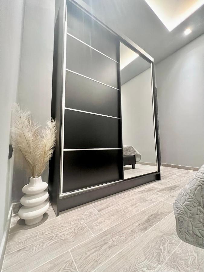 Luxury Black And White Interior Apartments Kalamata Luaran gambar