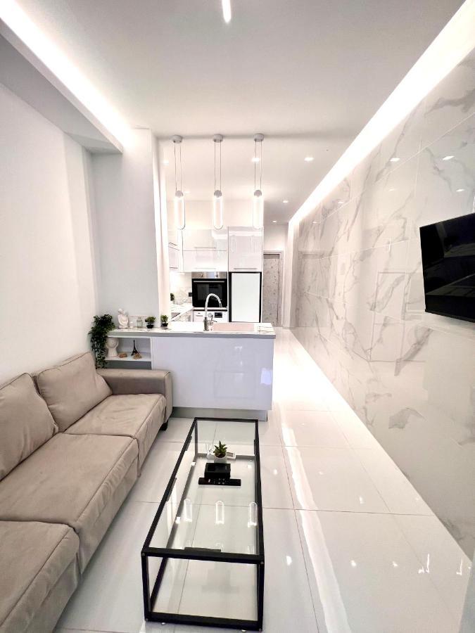 Luxury Black And White Interior Apartments Kalamata Luaran gambar